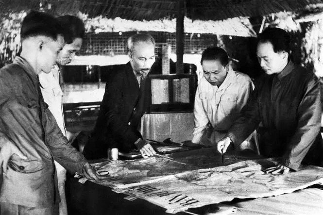 Bộ chỉ huy Chiến dịch Điện Biên Phủ: Chủ tịch Hồ Chí Minh (giữa), Đại tướng, Tổng Tư lệnh Võ Nguyên Giáp (ngoài cùng bên phải) và các đồng chí trong Bộ chỉ huy chiến dịch